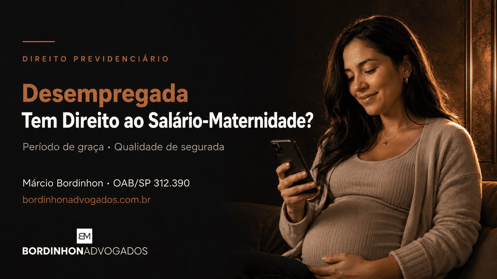 Salário-maternidade para desempregada, gestante consultando o celular - Bordinhon Advogados